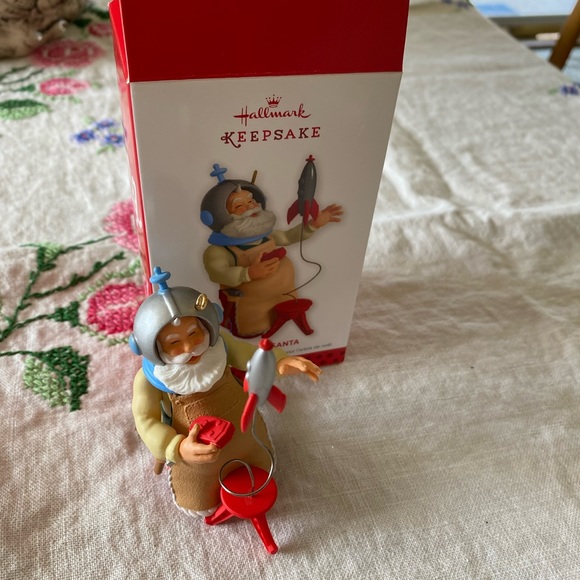 Hallmark’13 Toymaker Santa Series - Picture 9 of 12